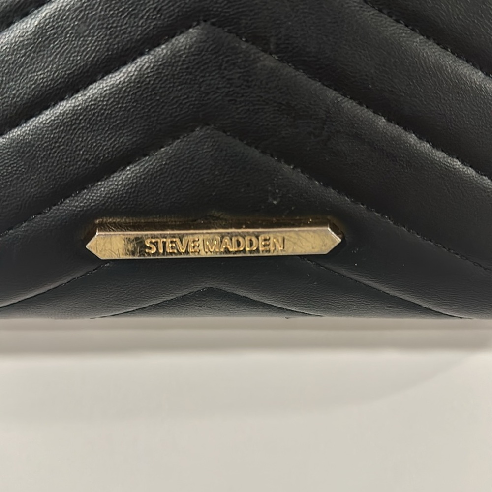 ⭐️SOLD⭐️
Steve Madden Black and Gold Crossbody - Picture 8 of 14